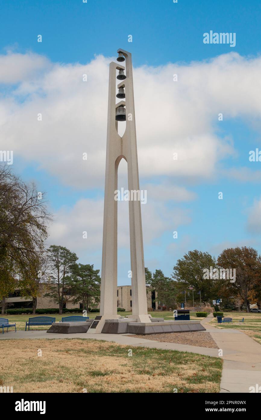 TOPEKA, KS, États-Unis – 3 NOVEMBRE 2022 : tour Kuehne Bell sur le campus de l'université de Washburn. Banque D'Images