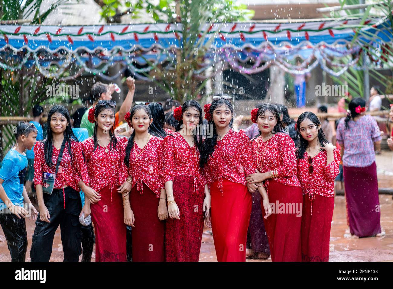 La communauté Rakhine de Cox's Bazar, au Bangladesh, célèbre le joyeux festival de l'eau de Thingyan Banque D'Images