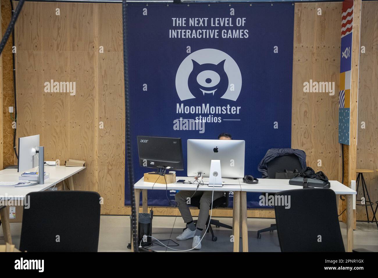 Logo MoonMonster Studios photographié lors du lancement officiel de Flanders Game Hub, à Kortrijk, le jeudi 20 avril 2023. 'Level Up Flanders' est un programme visant à mettre la Flandre sur la carte comme l'une des régions les plus populaires pour les jeux et le divertissement en Europe. Hangar K, Association flamande des Jeux, Université Howest des sciences appliquées en Flandre Occidentale et incubateur de jeux vidéo DAE Studios unissent leurs forces en Flandre Game Hub pour permettre à davantage de sociétés de jeux de démarrer et de croître avec succès en Flandre. BELGA PHOTO NICOLAS MATERLINCK Banque D'Images