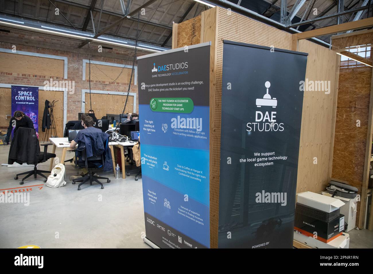 Logo DAE représenté lors du lancement officiel de Flanders Game Hub, à Kortrijk, jeudi 20 avril 2023. 'Level Up Flanders' est un programme visant à mettre la Flandre sur la carte comme l'une des régions les plus populaires pour les jeux et le divertissement en Europe. Hangar K, Association flamande des Jeux, Université Howest des sciences appliquées en Flandre Occidentale et incubateur de jeux vidéo DAE Studios unissent leurs forces en Flandre Game Hub pour permettre à davantage de sociétés de jeux de démarrer et de croître avec succès en Flandre. BELGA PHOTO NICOLAS MATERLINCK Banque D'Images