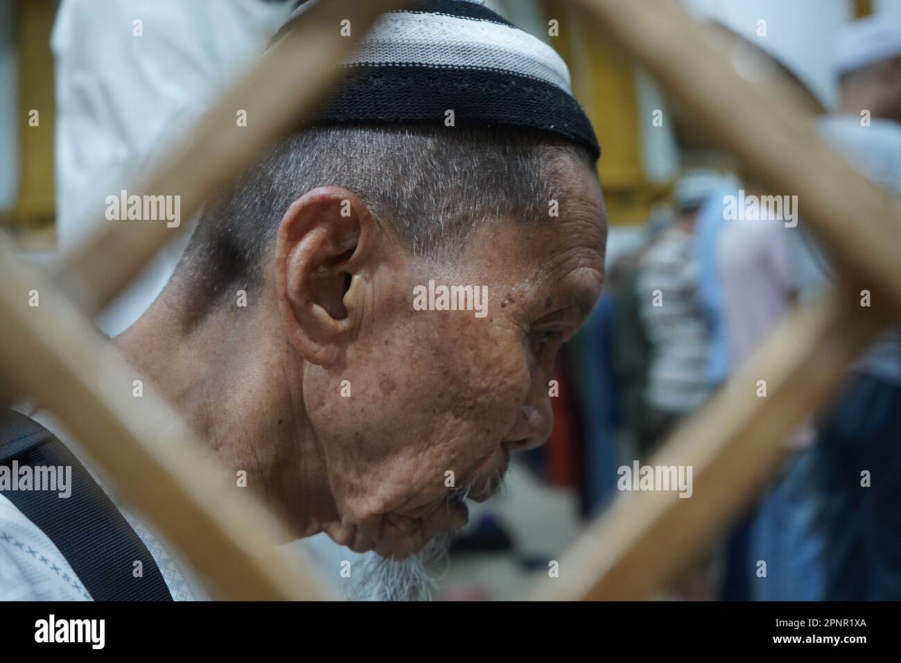 Quiapo, Philippines. 20th avril 2023. Musulmans de Quiapo, Manille assiste à la première prière de nuit avant Eid al-Fitr. Il n'y aura pas de prières de taraweeh cette dernière nuit du Ramadan, Mais un musulman dévot passera la nuit dans la prière, la mémoire d'Allah et la lecture du Coran parce que ce soir est considéré comme une nuit très bénie et les musulmans croient qu'il devrait être passé dans le nafl (volontaire) salat (prières) et le culte. (Credit image: © Sherbien Dacalanio/Alamy Live News) Banque D'Images