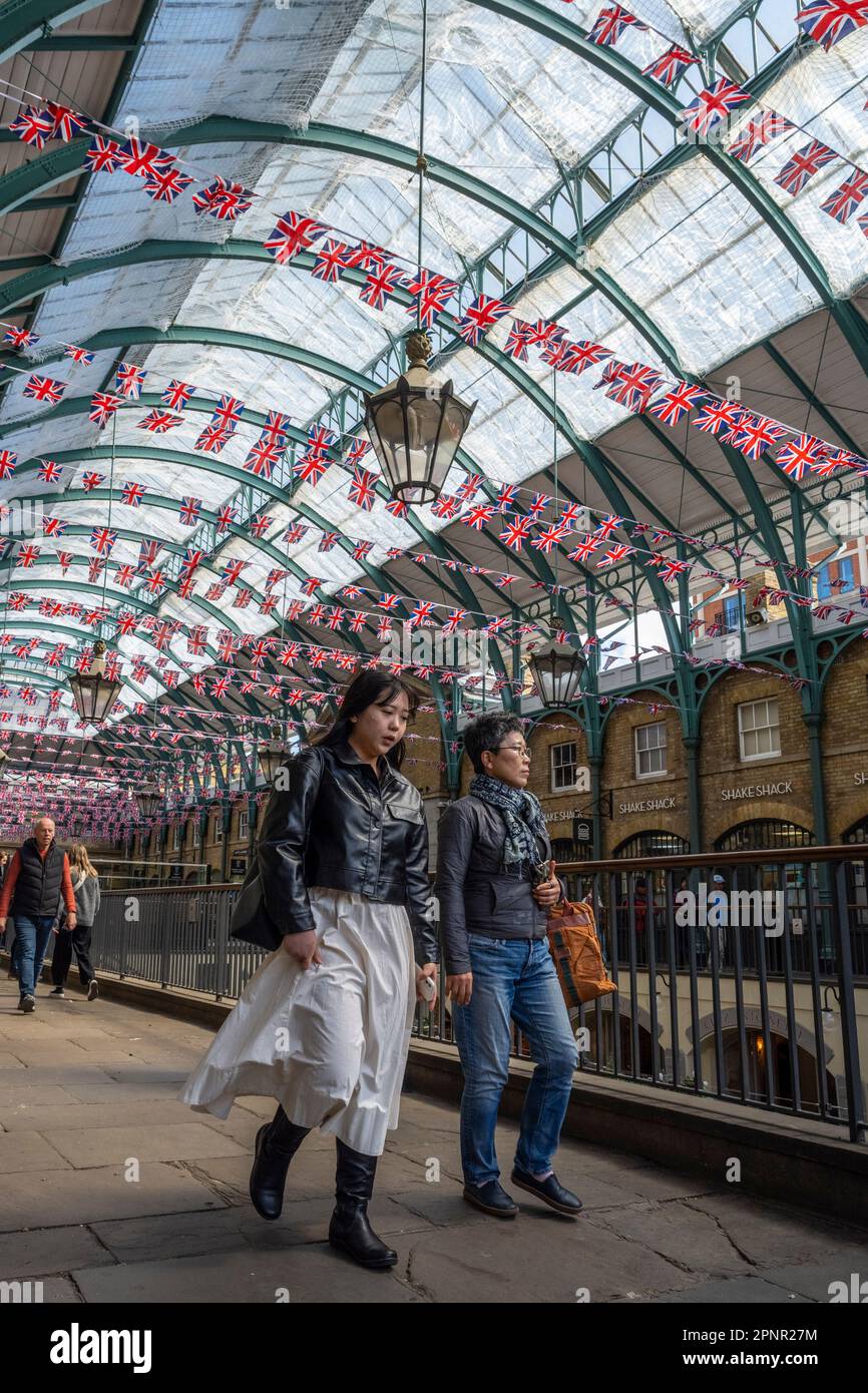 Londres, Royaume-Uni. 20 avril 2023. Des drapeaux syndicaux ont été installés au-dessus de la tête de Covent Garden avant le couronnement du roi Charles III le 6 mai. Credit: Stephen Chung / Alamy Live News Banque D'Images