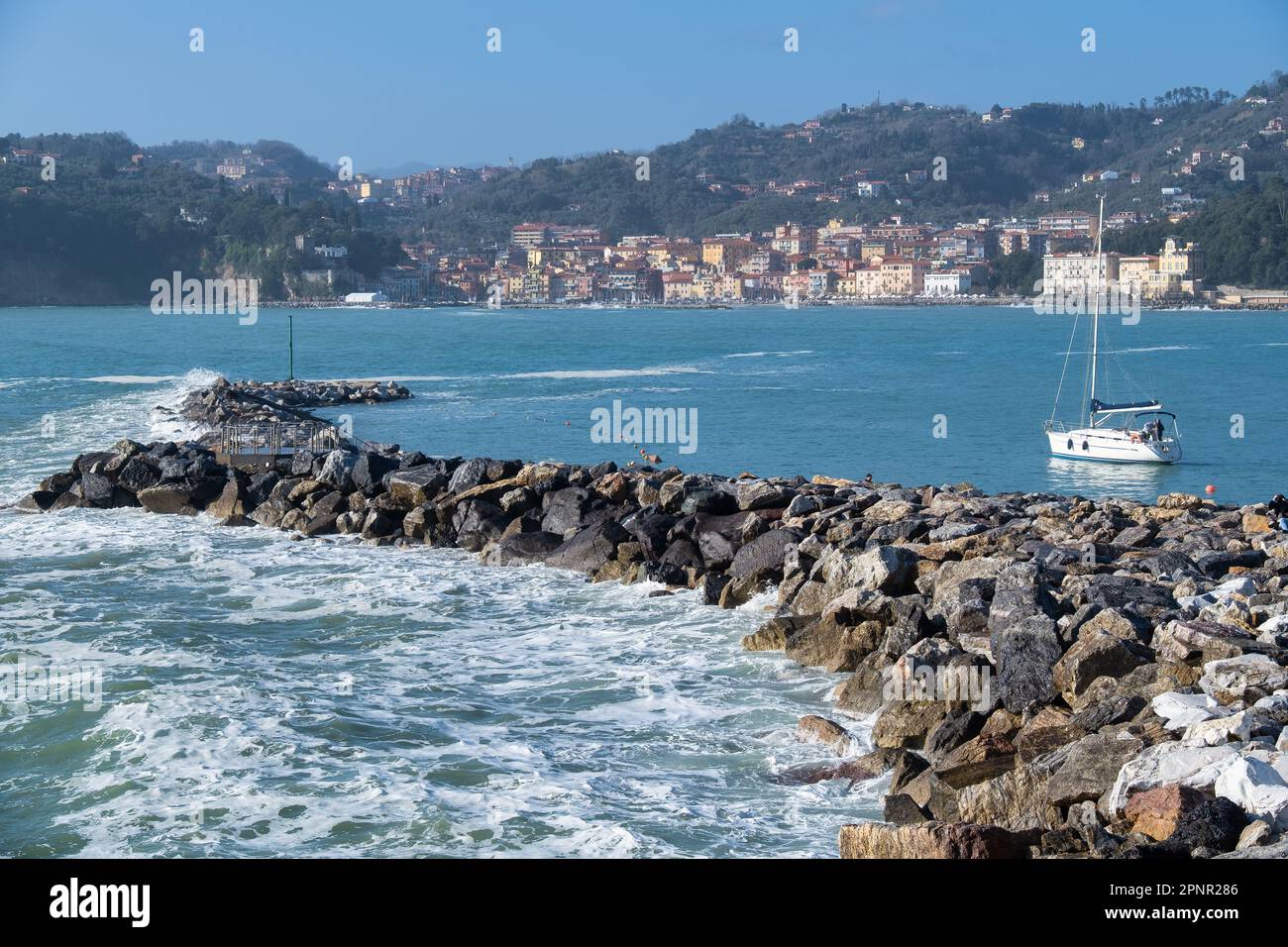 Bateau naviguant dans le port par un homme artificiel de promontoire, Golfo dei Poeti (Golfe des poètes), la Spezia, Lerici, Ligurie, Italie Banque D'Images