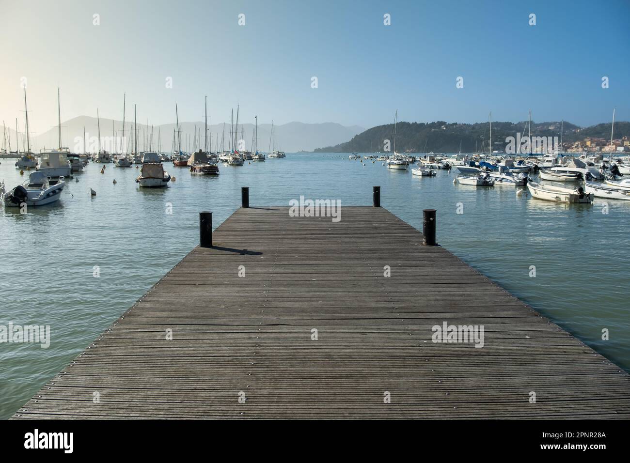 Quai en bois et bateaux ancrés à Golfo dei Poeti, (Golfe des poètes), Lerici, la Spezia, Ligurie, Italie Banque D'Images