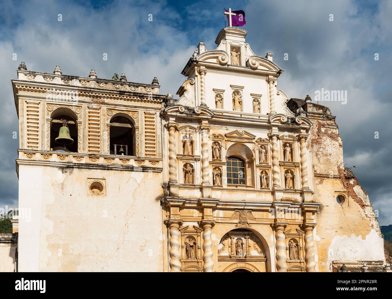 San Francisco église au coucher du soleil, Antigua ville, Guatemala. Banque D'Images