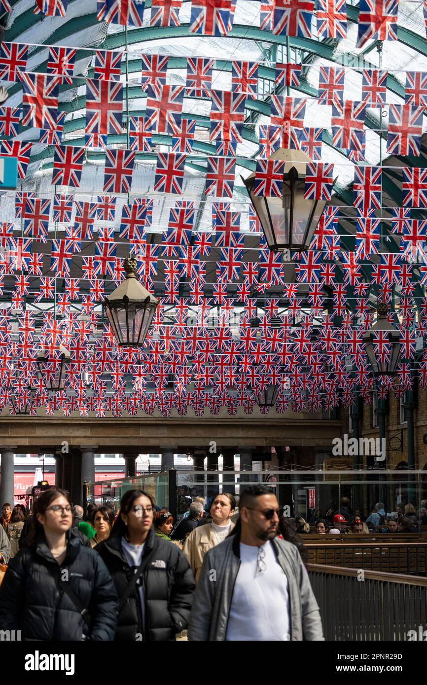 Londres, Royaume-Uni. 20 avril 2023. Des drapeaux syndicaux ont été installés au-dessus de la tête de Covent Garden avant le couronnement du roi Charles III le 6 mai. Credit: Stephen Chung / Alamy Live News Banque D'Images