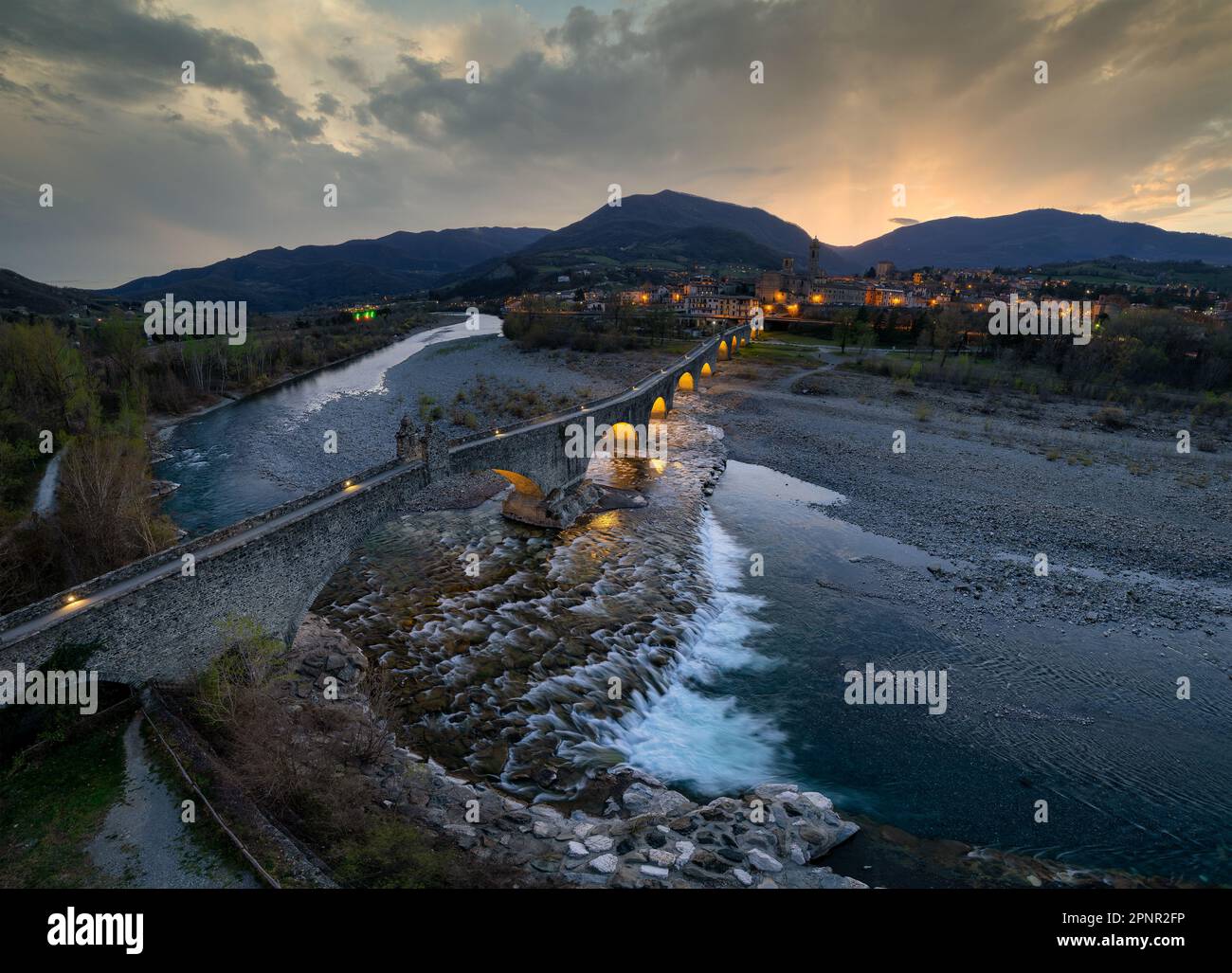 Vue aérienne de Ponte del Diavolo sur la rivière Trebbia, Bobbio, Emilia Romagna, Italie Banque D'Images