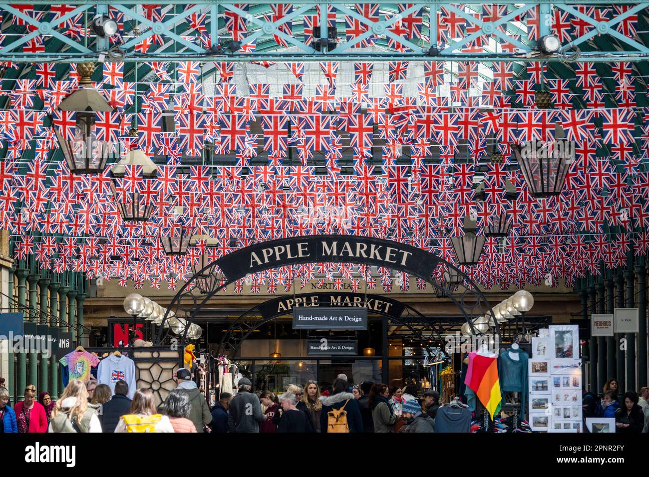 Londres, Royaume-Uni. 20 avril 2023. Des drapeaux syndicaux ont été installés au-dessus de la tête de Covent Garden avant le couronnement du roi Charles III le 6 mai. Credit: Stephen Chung / Alamy Live News Banque D'Images