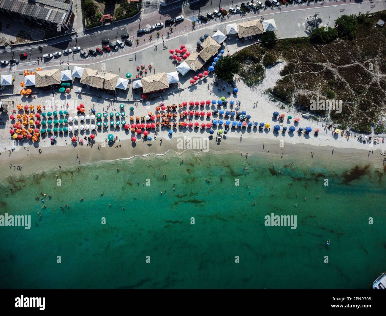 Une plage pittoresque avec une variété de parasols aux couleurs vives à Praia dos Anjos Banque D'Images