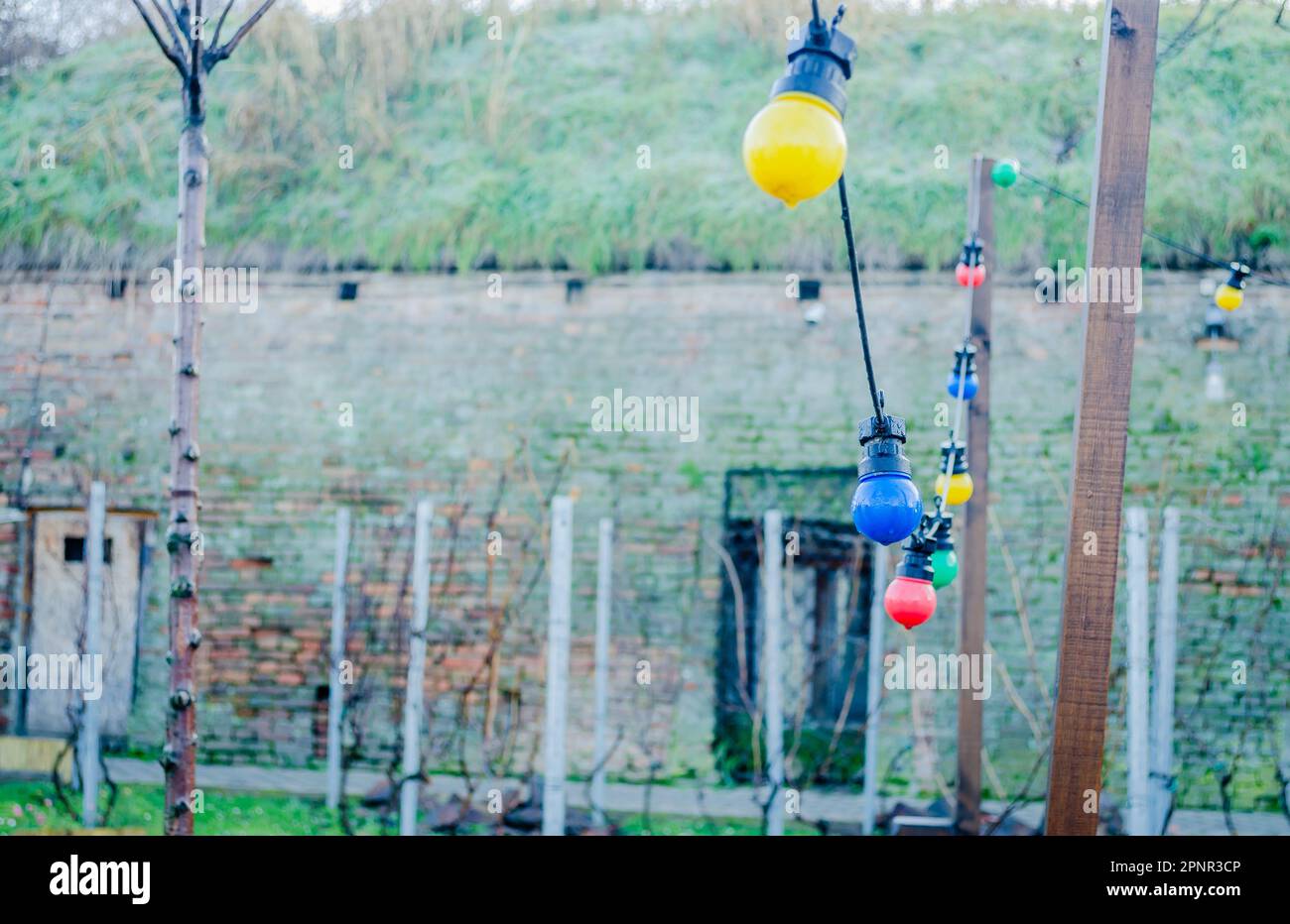 Novi Sad, Serbie. 15 janvier 2023.les murs de la forteresse de Petrovaradin en hiver sans neige. Ampoules de couleur filaire suspendues d'un côté de la t Banque D'Images