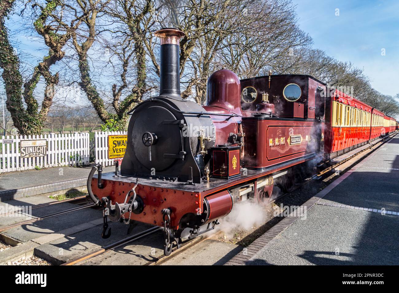 Locomotive 'Caledonia' sur le chemin de fer à vapeur de l'île de Man à la gare de Castletown Banque D'Images