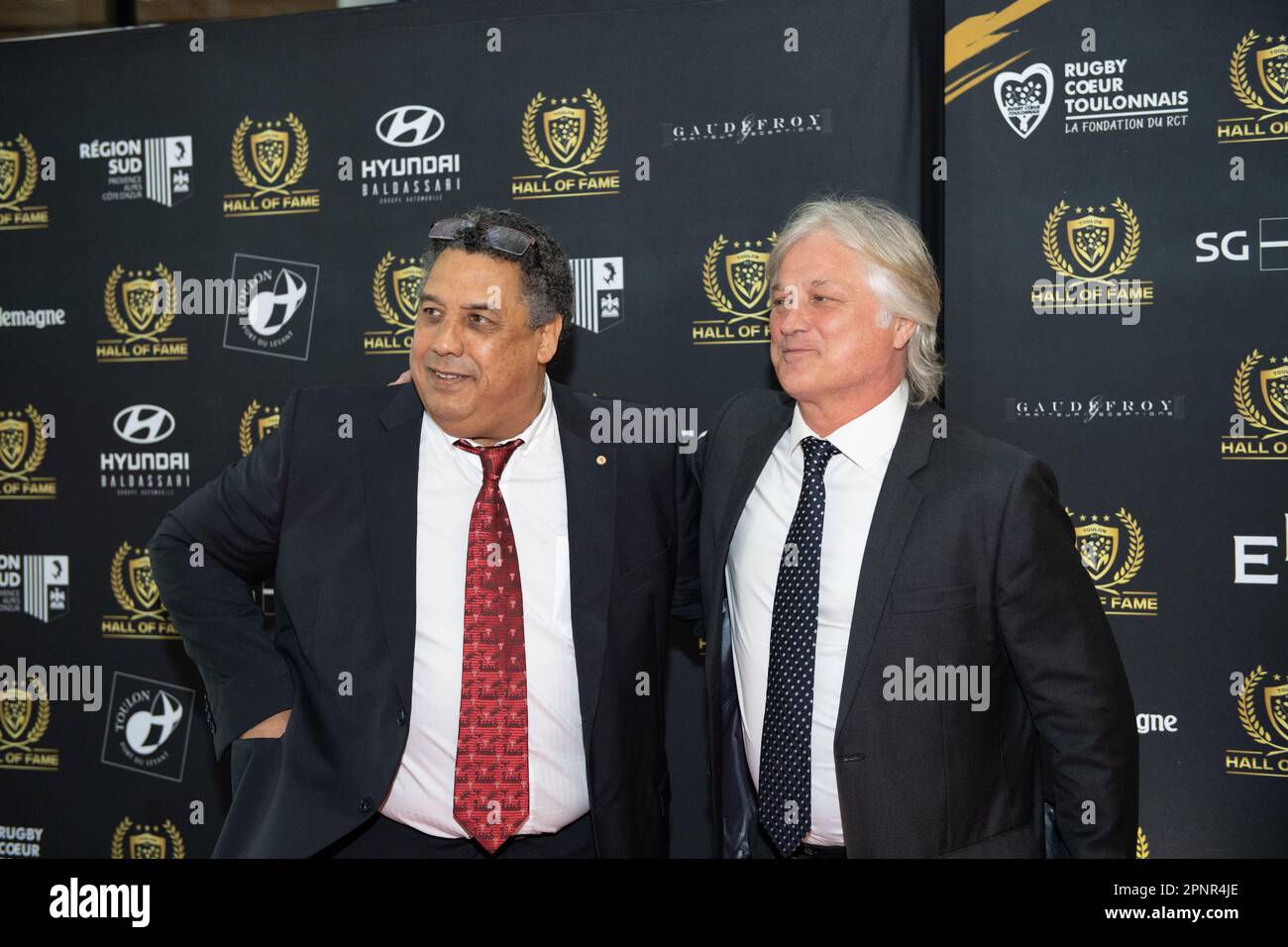 Toulon, France. 18th avril 2023. (De L à R) : Serge Blanco et Denis Charvet  arrivent à la première cérémonie du Temple de la renommée du Club de rugby  Toulonnais à Toulon,