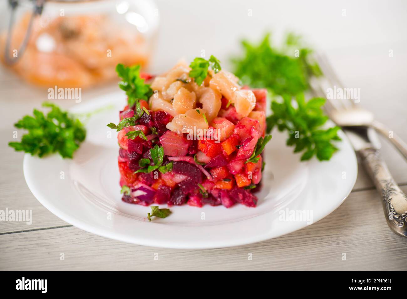 salade vinaigrette de légumes bouillis avec du poisson salé dans une  assiette, sur une table en bois Photo Stock - Alamy