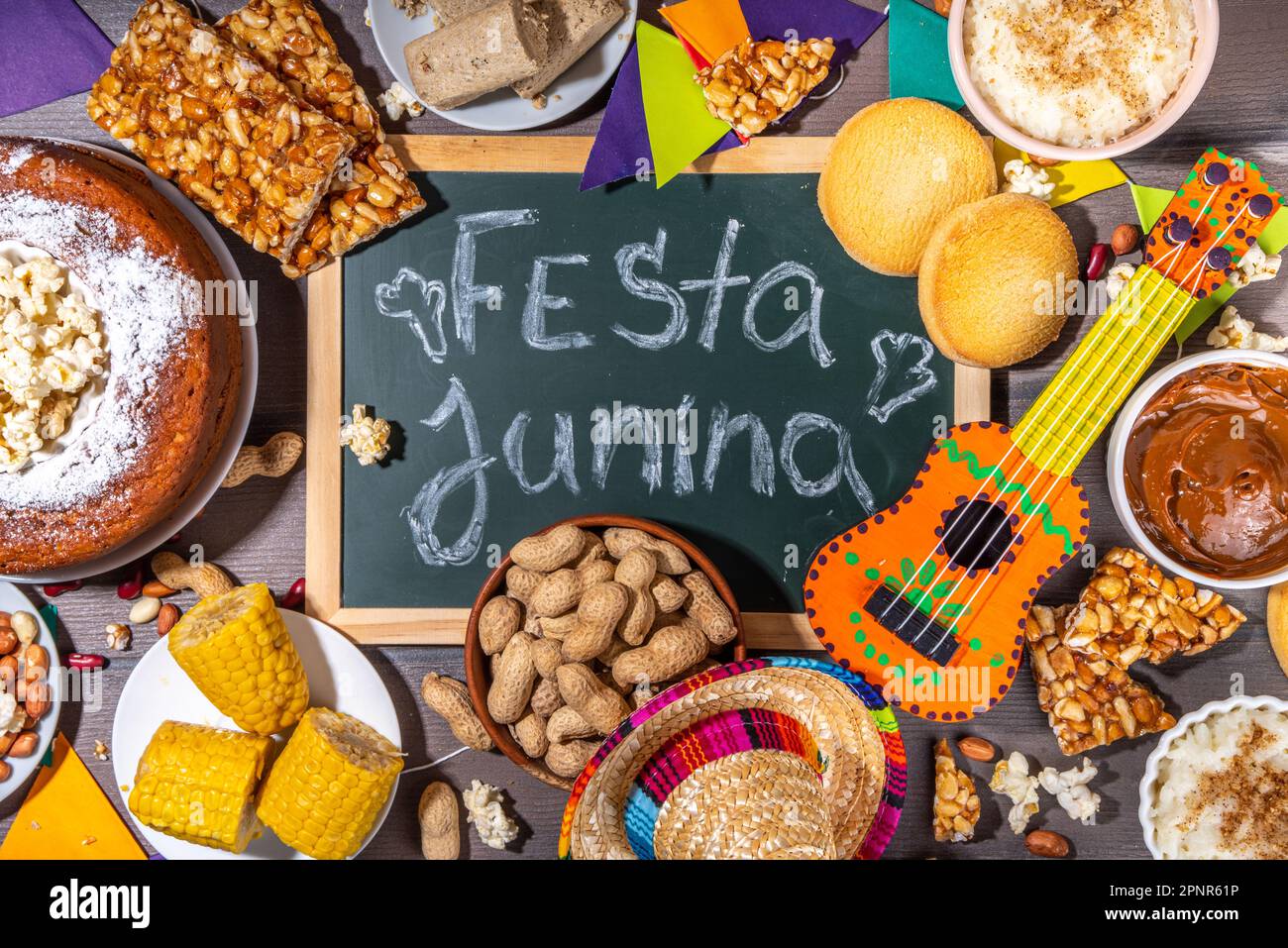 Festival d'été traditionnel de Festa Junina Carnival Food. Plats traditionnels brésiliens Festa Junina et en-cas - pop-corn, cacahuètes, gâteau de maïs, haricots, cuisinier Banque D'Images