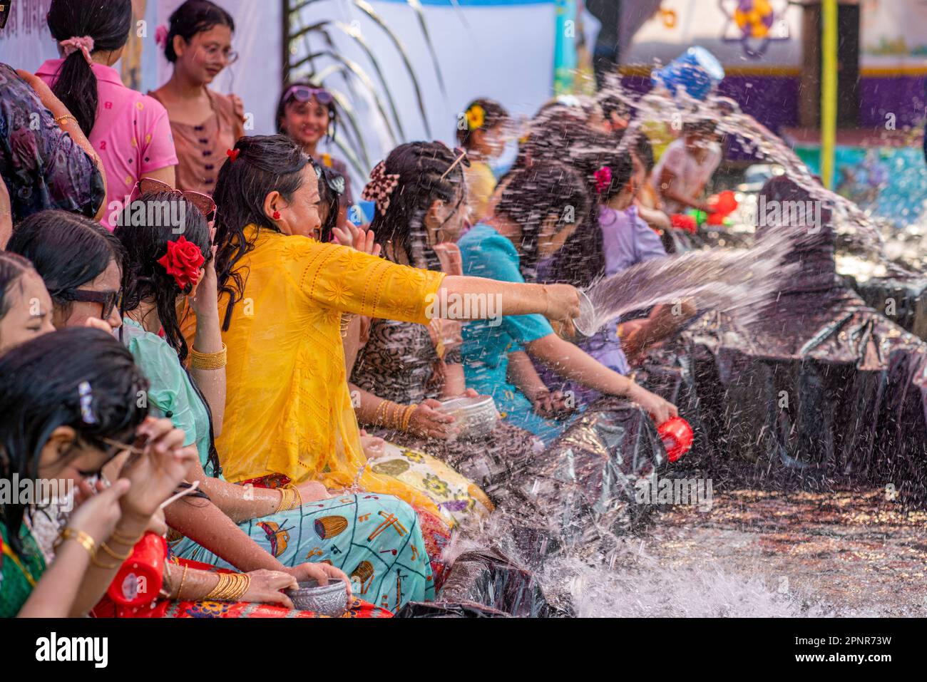 20 avril 2023, Bazar de Cox, Chattogram, Bangladesh: Les communautés de Rakhine célèbrent 'Shangrain', communément appelé festival de l'eau dans le Bazar de Cox. Les communautés autochtones se réunissent et s'engagent dans le jeu de l'eau pour purifier toutes les peines et le désespoir laissés par l'année qui vient à l'occasion de l'accueil de la nouvelle année, également connue sous le nom de Sangrain. Le festival, qui se poursuivra pendant trois jours, fait ses adieux à l'année précédente et accueille la nouvelle année. La croyance traditionnelle est qu'un passé sombre et peu salé peut être effacé avec un nouveau départ dans le prochain. (Image de crédit : © MD Banque D'Images