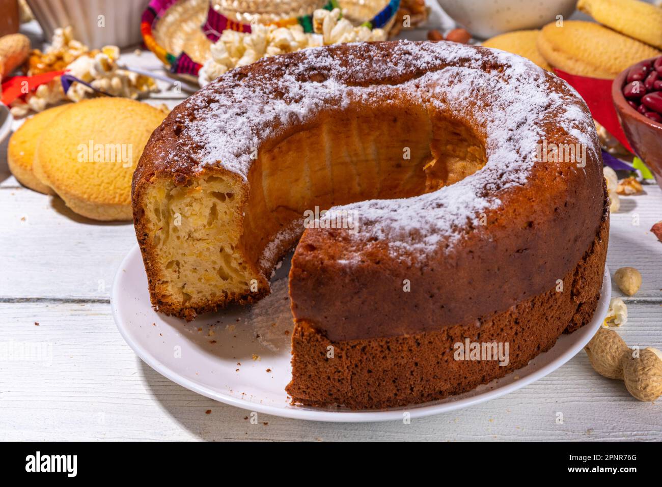 Festival d'été traditionnel de Festa Junina Carnival Food. Plats traditionnels brésiliens Festa Junina et en-cas - pop-corn, cacahuètes, gâteau de maïs, haricots, cuisinier Banque D'Images