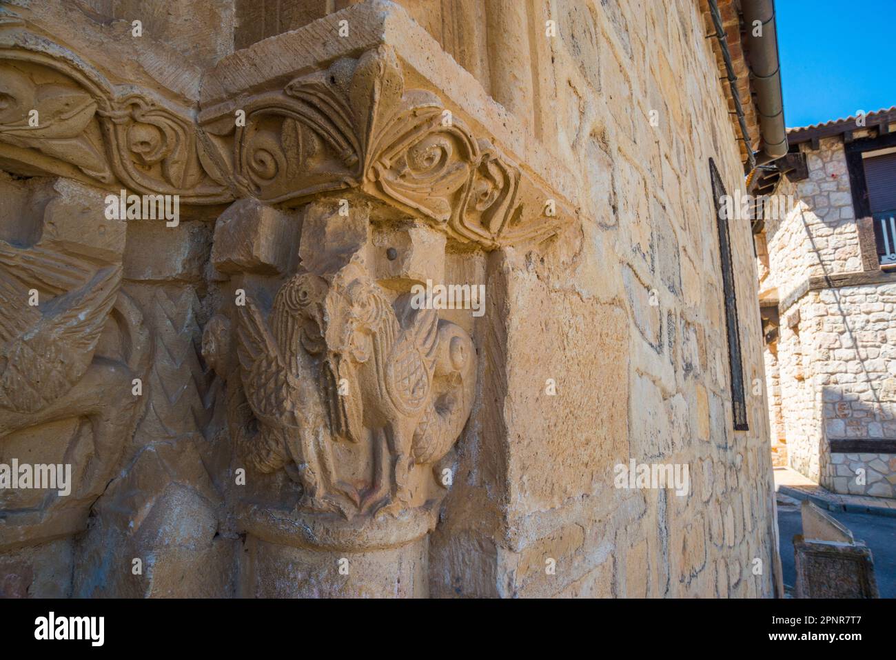 Façade de l'église San Roman Abad, détail de la capitale. Cerezo de Abajo, province de Segovia, Castilla Leon, Espagne. Banque D'Images