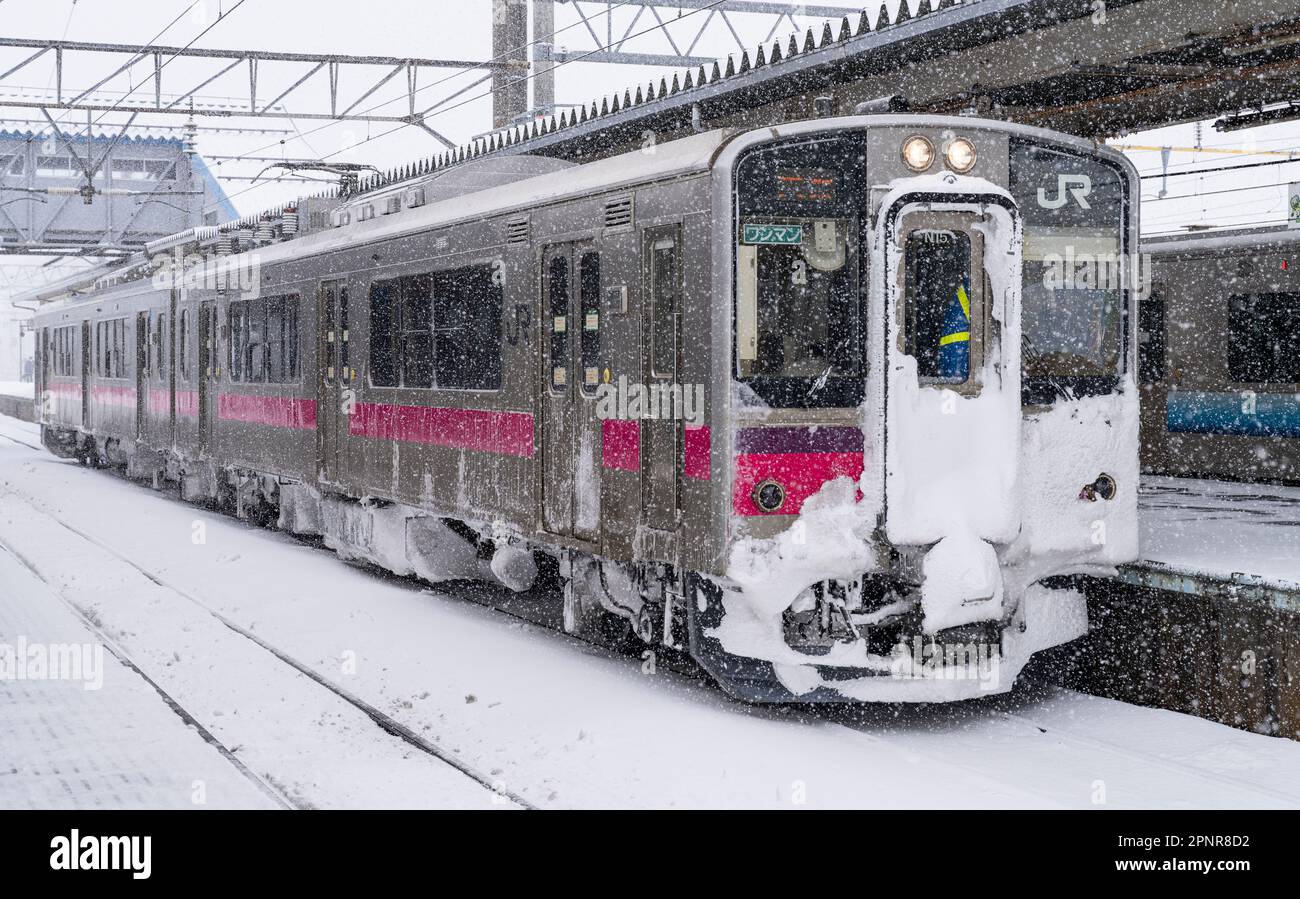 Un train local de la série JR East 701 à la gare de HigashiNoshiro sur