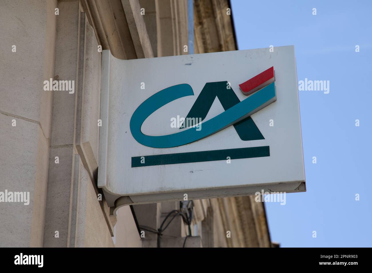 Bordeaux , Aquitaine France - 04 17 2023 : ca crédit agricole marque façade du crédit agricole logo signe de la banque multinationale française Banque D'Images