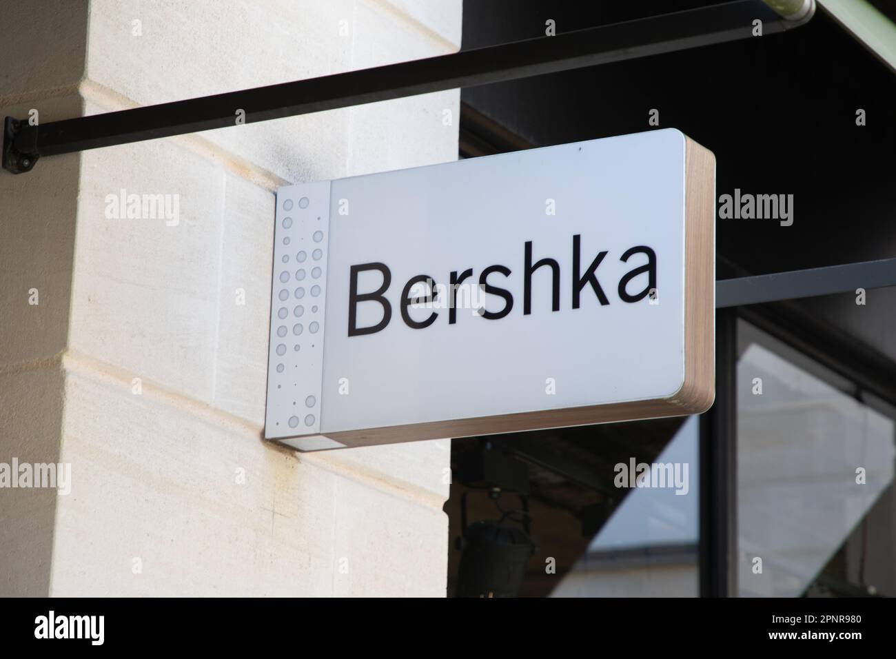 Bordeaux , Aquitaine France - 04 17 2023 : Bershka logo marque boutique et  texte de l'enseigne façade avant façade du magasin marque mode magasin  vêtements entrée Photo Stock - Alamy