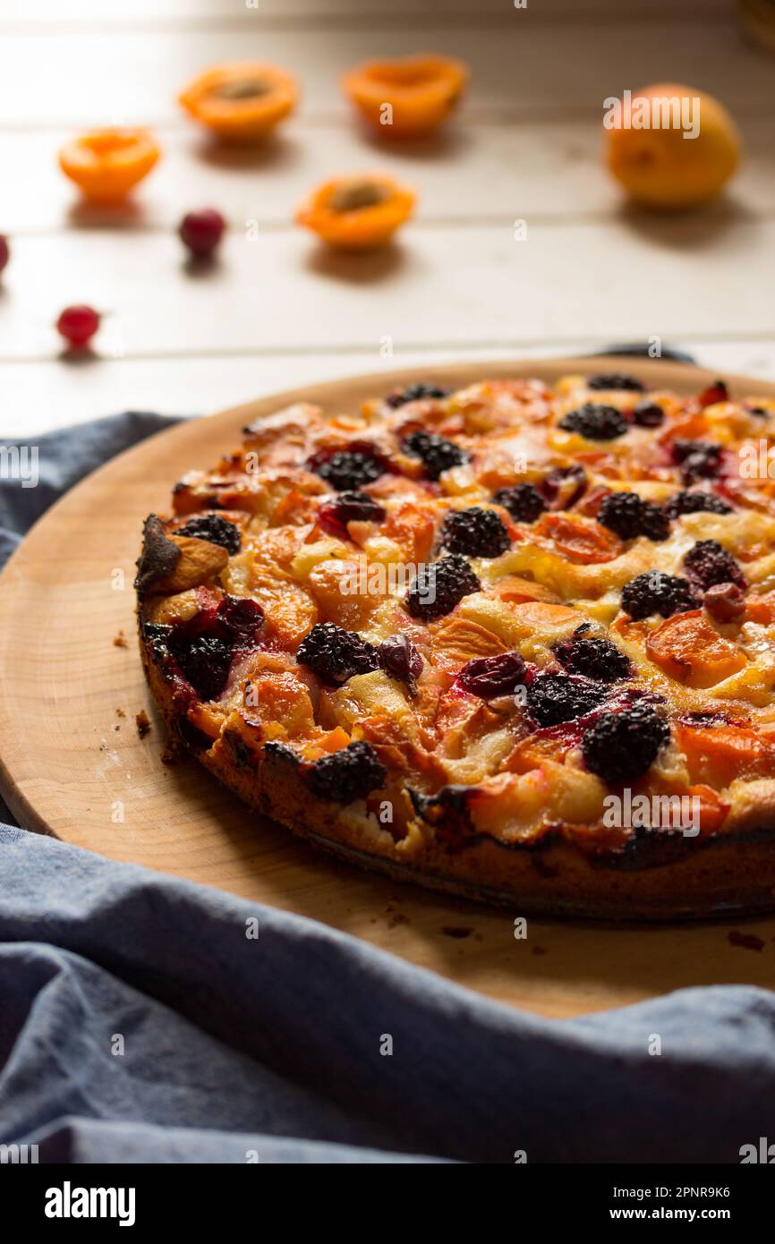 Tarte aux pommes aux abricots et aux baies. Recettes maison Banque D'Images