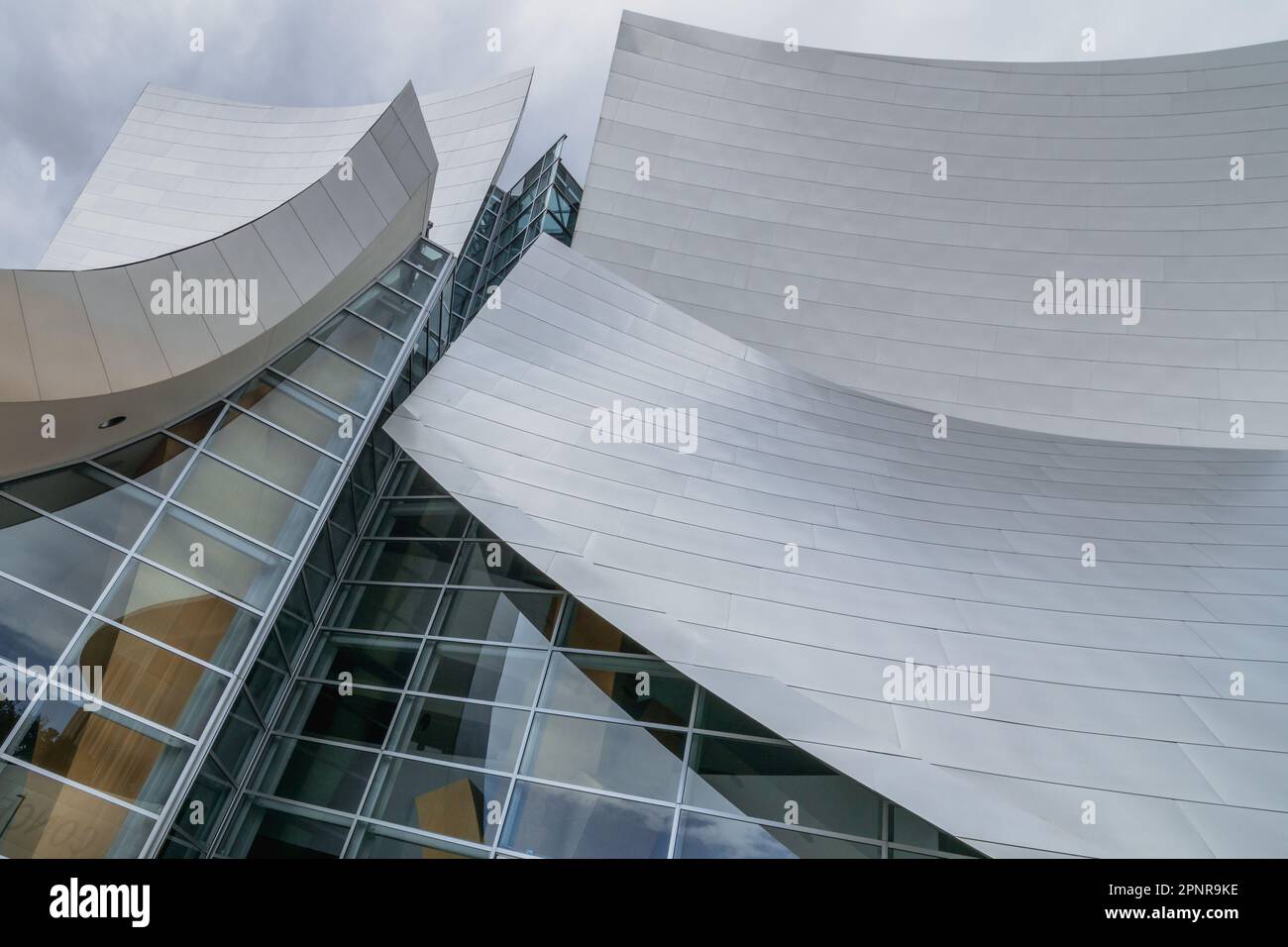 Le Walt Disney concert Hall, situé dans le centre-ville de Los Angeles, en Californie, a été conçu par le célèbre architecte Frank Gehry et terminé en 2003. Banque D'Images