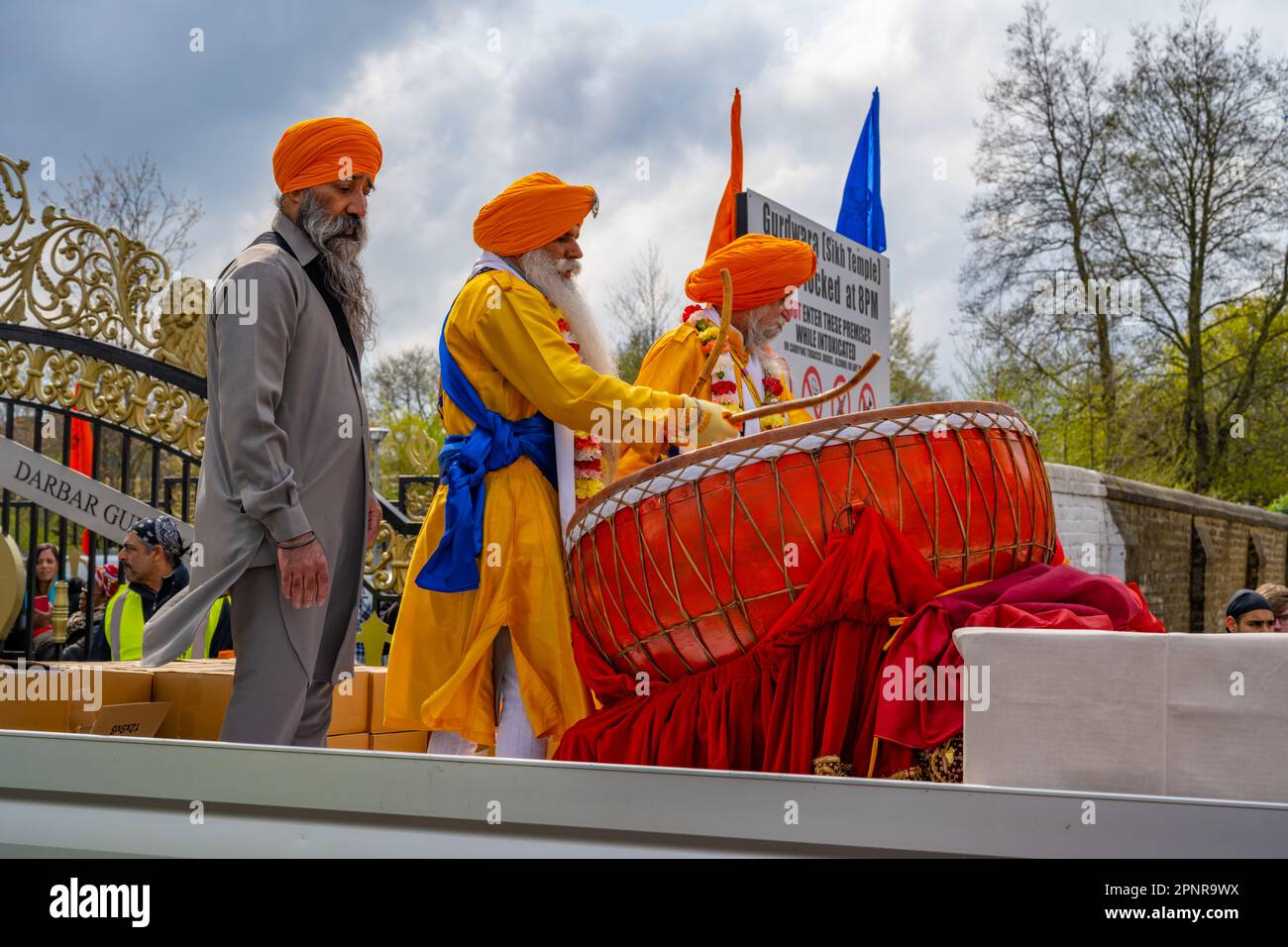 Vaisakhi Parade tambours quittant le Siri Guru Nanak Darbar Gurdwara, Gravesend Kent Banque D'Images