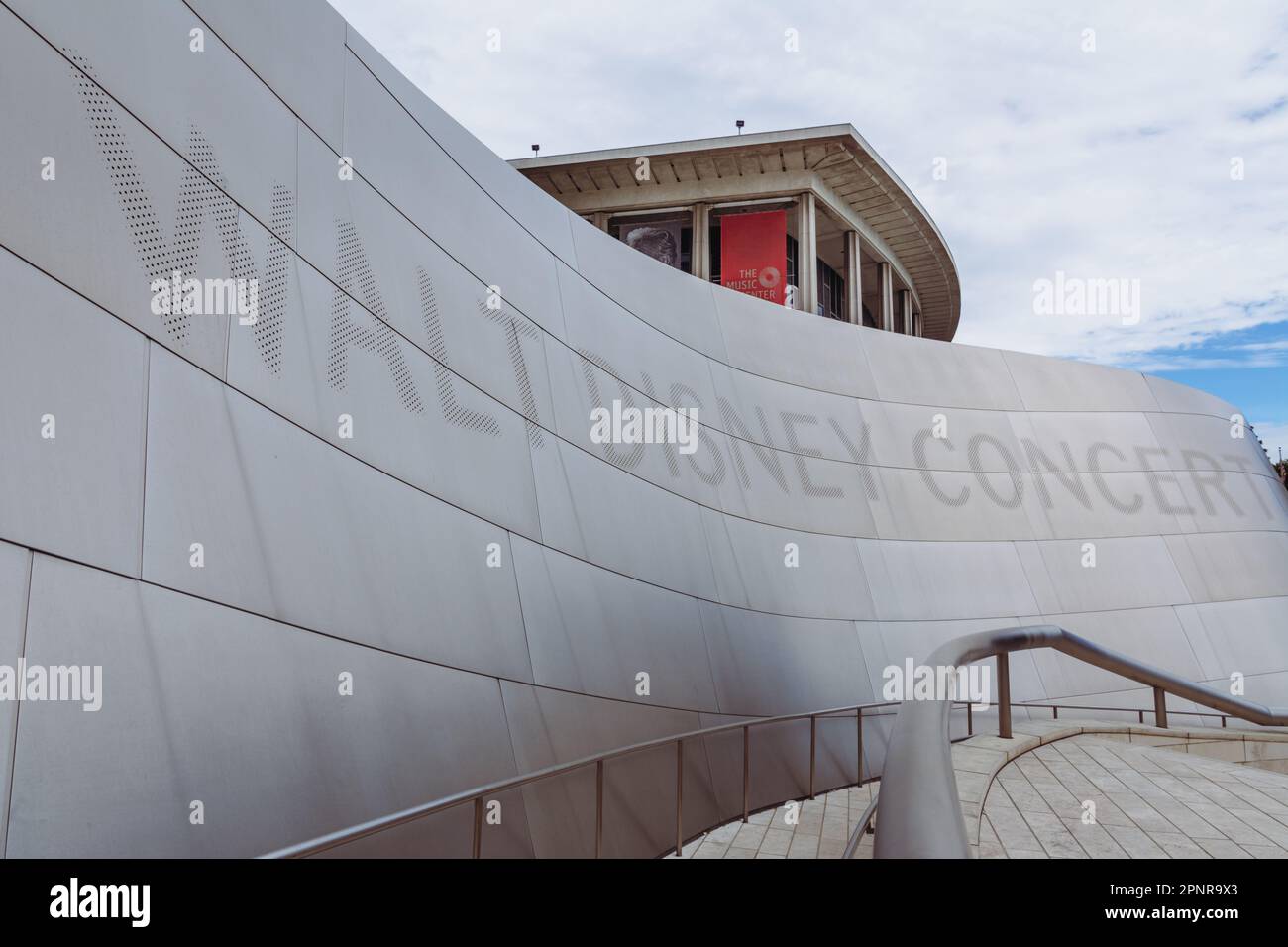 Le Dorothy Chandler Pavilion est visible depuis la passerelle d'entrée jusqu'au Walt Disney concert Hall, conçu par Frank Gehry, dans le centre-ville de Los Angeles. Banque D'Images