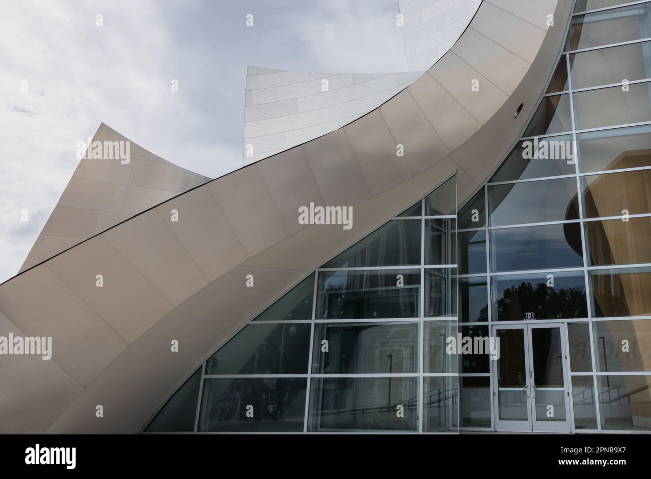 Le Walt Disney concert Hall, situé dans le centre-ville de Los Angeles, en Californie, a été conçu par le célèbre architecte Frank Gehry et terminé en 2003. Banque D'Images
