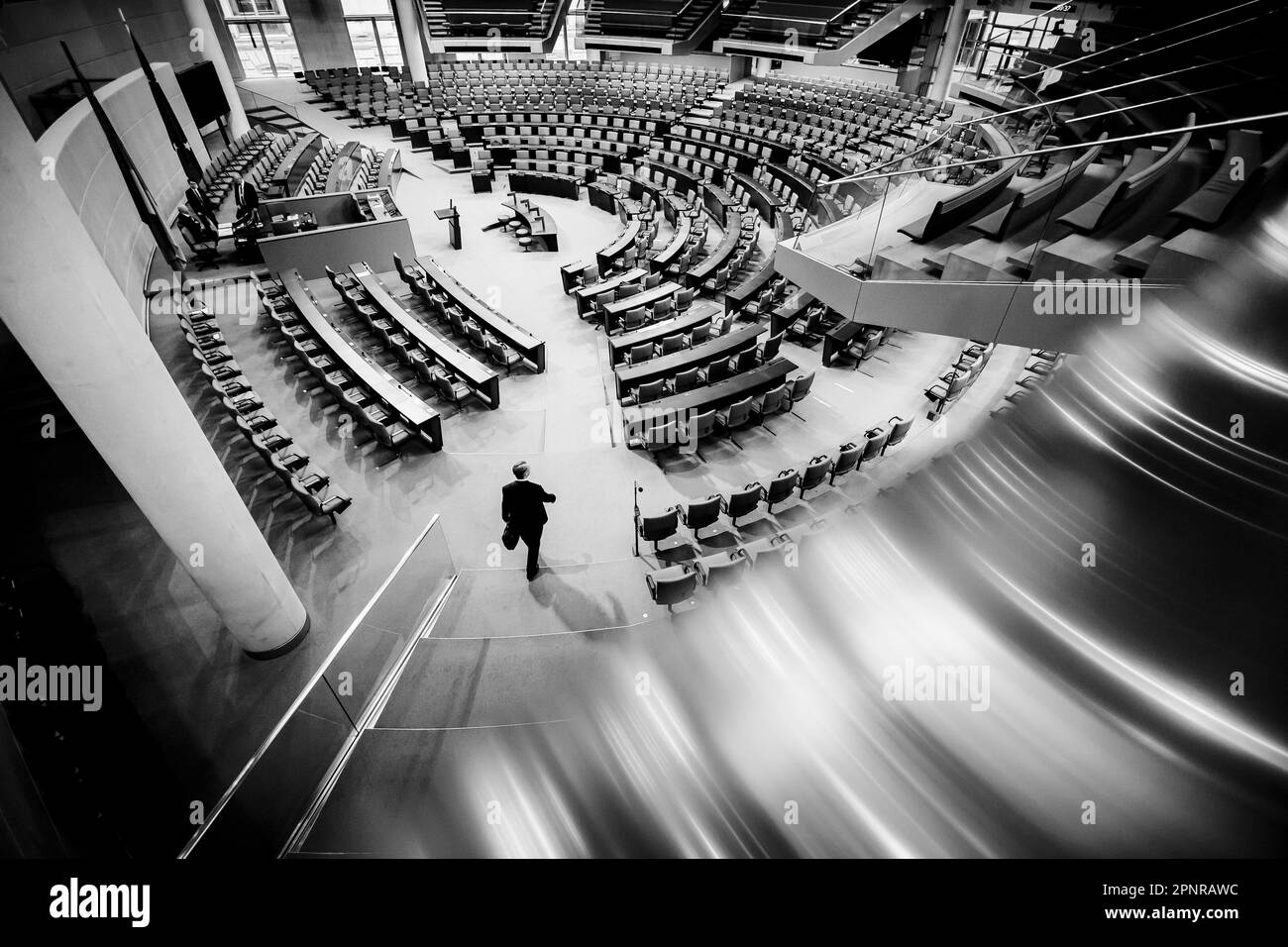 Un député entre dans le plénum vide du Bundestag allemand. Berlin, 20 avril 2023 Banque D'Images