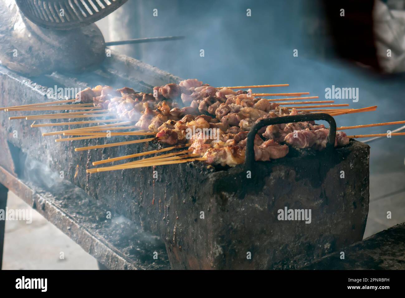 Sate Kambing ou Lamb Satay, un satay traditionnel de Yogyakarta, Indonésie, dans un foyer peu profond et un arrière-plan flou Banque D'Images