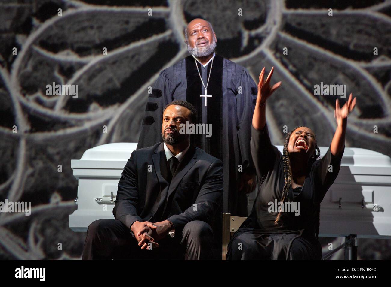 Deuil de leur fils - L-r: Kenneth Kellogg (le Père), Ronald Samm (le révérend), Nadine Benjamin (la mère) en BLEU ouverture à l'Opéra national anglais (ENO), London Coliseum, Londres WC2 20/04/2023 musique: Jeanine Tesori libretto: Tazewell Thompson chef d'orchestre: Kofi Matthew Waldren ensemble et conception de la vidéo: Alex Lode costume: Ravi Deepres éclairage: James Farncombe chorégraphie: Ingrid Mackinson réalisateur: Tinuke Craig Banque D'Images