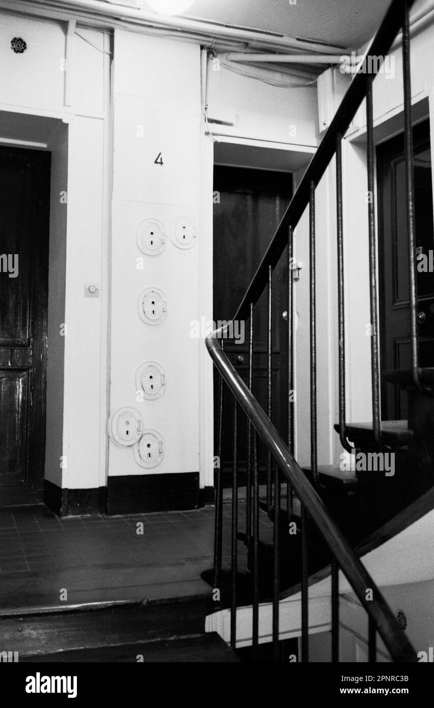 ESCALIER TYPIQUE DANS UN IMMEUBLE PARISIEN - ESCALIER - APPARTEMENT PARISIEN - ARGENT IMAGE © PHOTOGRAPHIE: FRÉDÉRIC BEAUMONT Banque D'Images