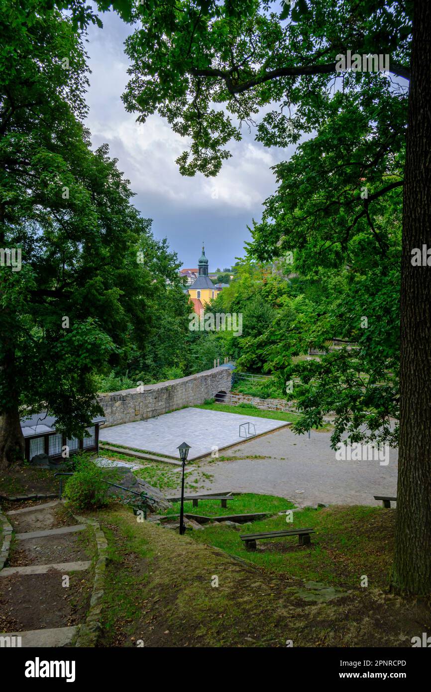 Les jardins du château de Hohnstein et le théâtre en plein air à Hohnstein, la Suisse saxonne, la Saxe, l'Allemagne, l'Europe. Banque D'Images