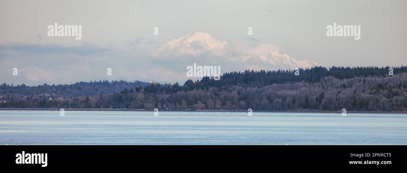 Ville et plage sur la côte ouest de l'océan Pacifique, mnt Baker en arrière-plan. Vancouver Banque D'Images