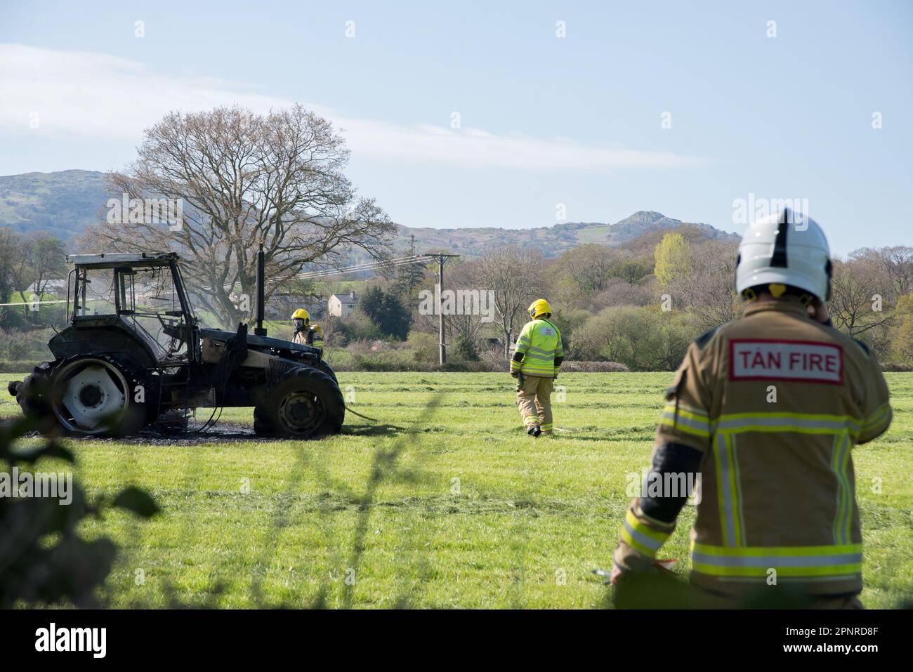 Le Service d'incendie et de sauvetage du Nord du pays de Galles a mis en place un incendie de tracteur, Tal-Y-PNCA Conwy Valley.21 avril 2023 Banque D'Images