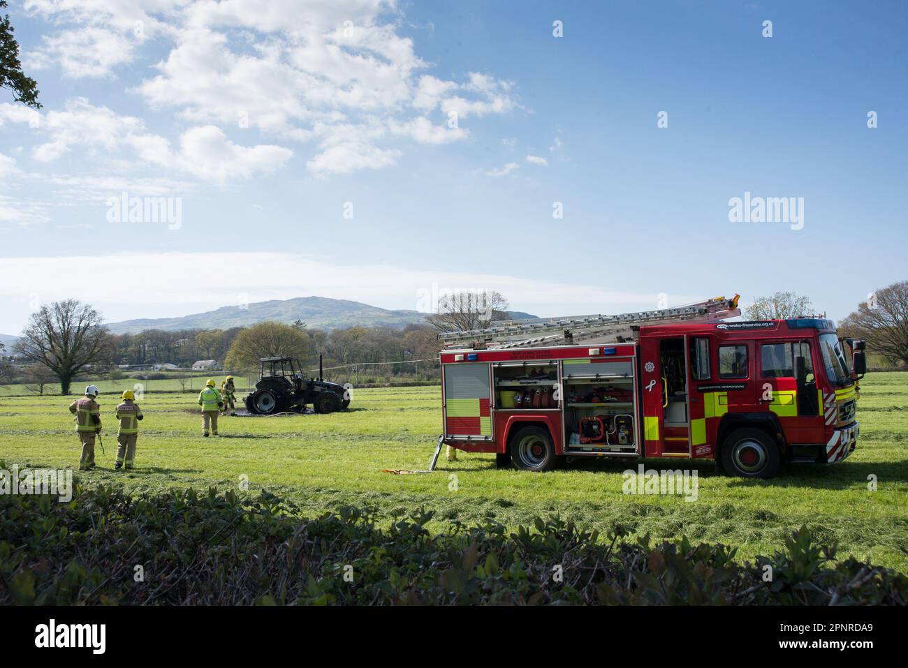 Le Service d'incendie et de sauvetage du Nord du pays de Galles a mis en place un incendie de tracteur, Tal-Y-PNCA Conwy Valley.21 avril 2023 Banque D'Images