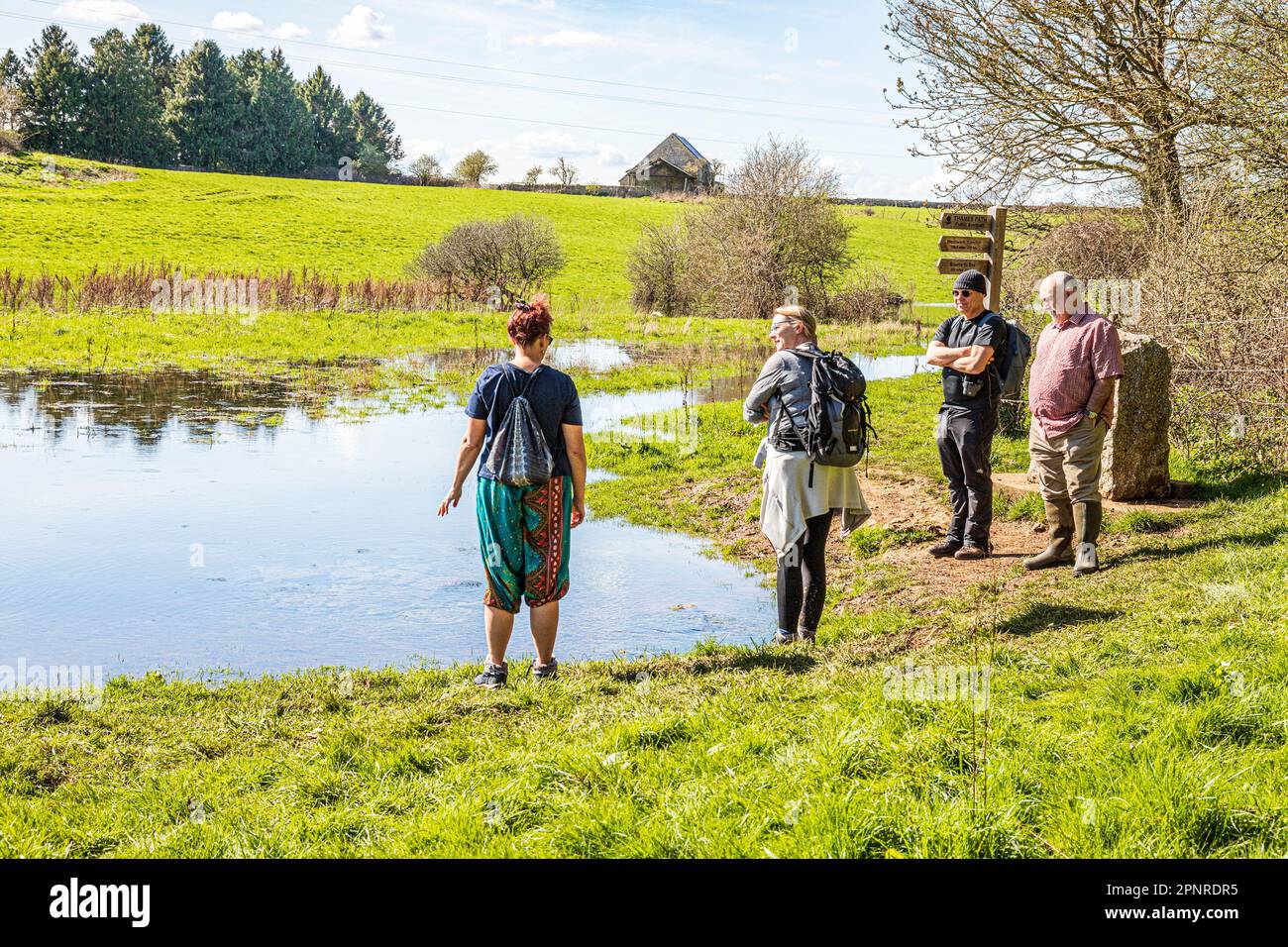 Les gens au début de la Thames Path à la source de la Tamise à Thames Head sur les Cotswolds près de Kemble, Gloucestershire Royaume-Uni. Banque D'Images