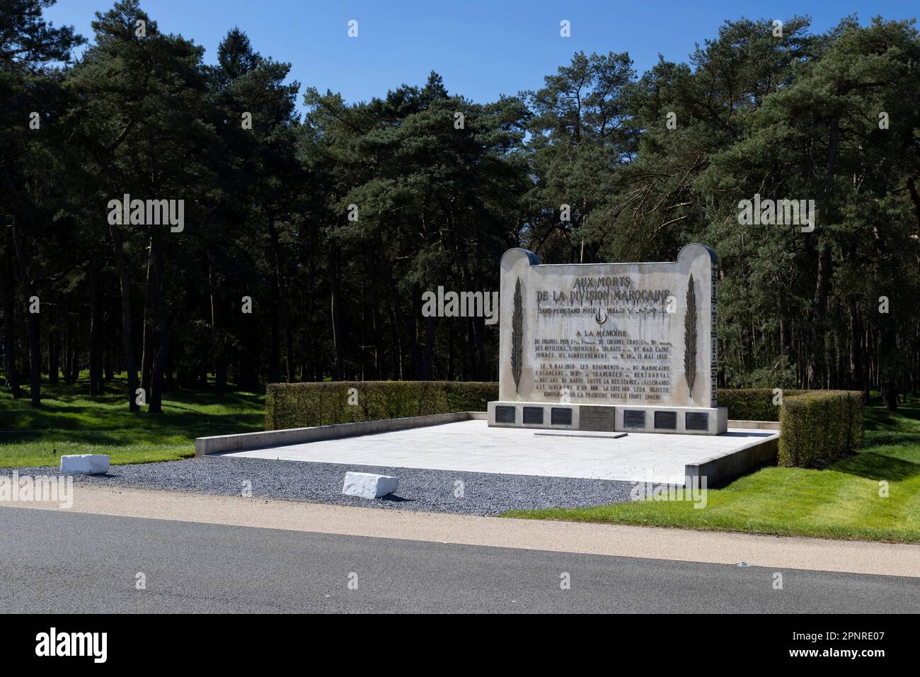 LENS, FRANCE, 3 AVRIL 2023 : le Mémorial de la Division marocaine au Parc commémoratif de la crête de Vimy, France. Le mémorial commémore les soldats de l'A français Banque D'Images