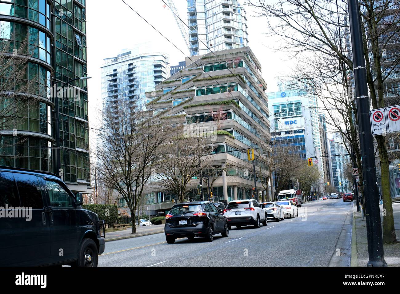 vancouver street gratte-ciels fleurir sakura spring cars différents bâtiments route vie réelle dans la grande ville vancouver canada 2023 Banque D'Images