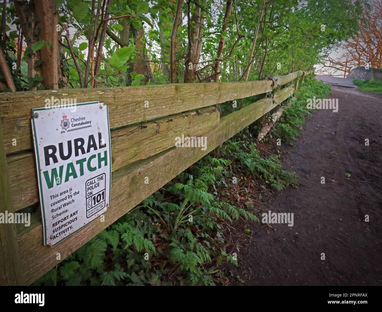 Cheshire Constabulary, panneau de surveillance rurale sur une clôture, Thelwall , Warrington, Cheshire, Angleterre, ROYAUME-UNI, WA4 Banque D'Images