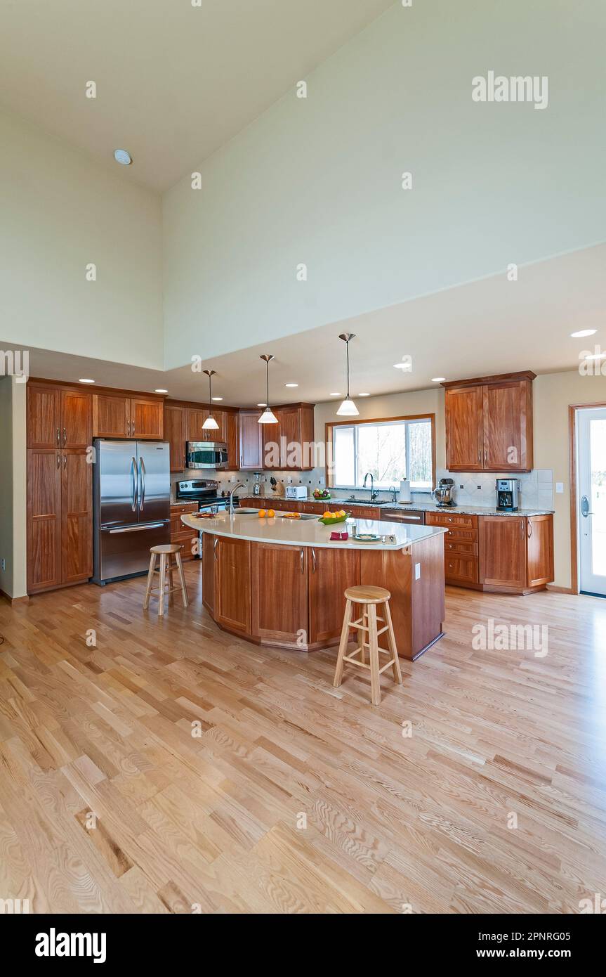 Armoires en bois, comptoir et évier de cuisine, sur une île et