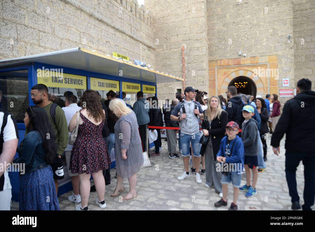 La Goulette, Tunis, Tunisie. 20th avril 2023. Les touristes arrivent au port de la Goulette à Tunis sur 20 avril 2023 tandis que la Tunisie accueille la première croisière d'Europe avec plus de 5450 touristes à bord. (Credit image: © Chokri Mahjoub/ZUMA Press Wire) USAGE ÉDITORIAL SEULEMENT! Non destiné À un usage commercial ! Banque D'Images