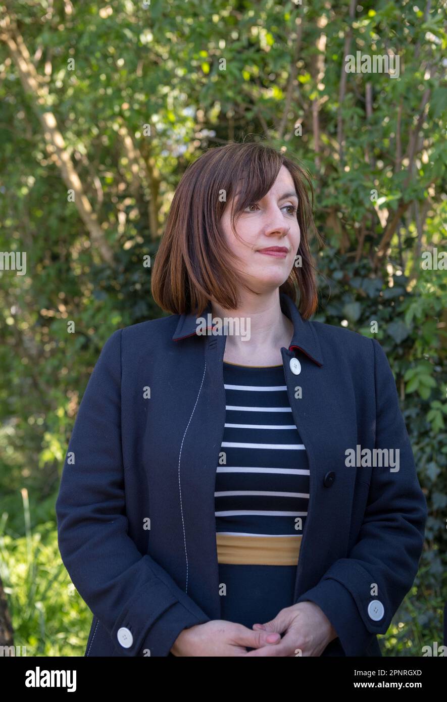 Mansfield Woodhouse, Nottinghamshire, Angleterre, Royaume-Uni. 20th avril 2023. Bridget Phillipson, députée de Shadow Secretary of State for Education, a fait campagne avec des feuilletements de feuilles, des coups de porte et des discussions avec des résidences locales avec seulement 2 semaines avant les élections locales de 4 mai. Crédit : Alan Beastrall/Alay Live News Banque D'Images