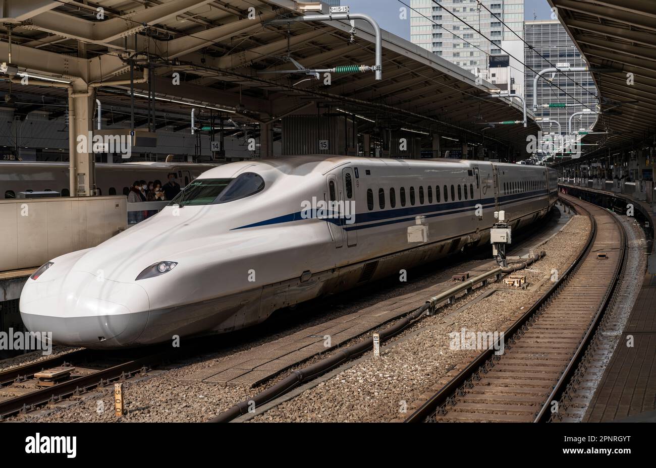 Un train Shinkansen JR Tokai N700S à la gare de Tokyo au Japon. Banque D'Images