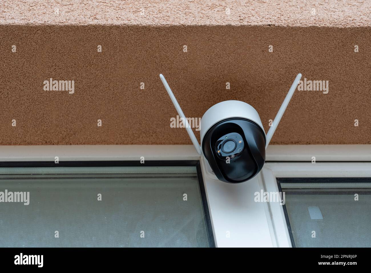 Gros plan sur la caméra de sécurité domestique 360 en arrière-plan. Caméra de vidéosurveillance. Technologies de surveillance et de protection du territoire Banque D'Images