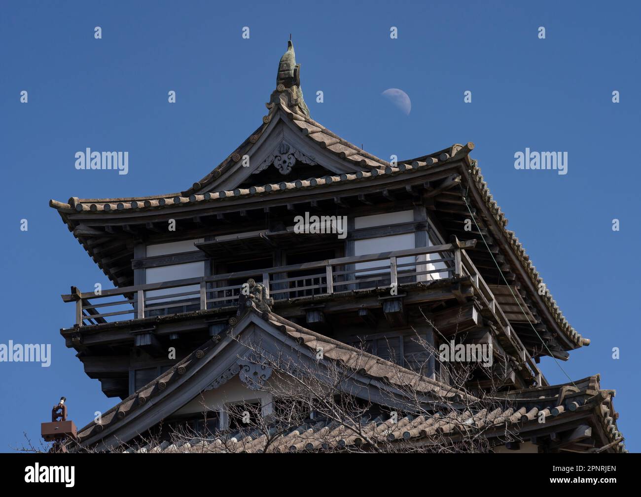 Le château de Maruoka et la lune dans la préfecture de Fukui, au Japon. Banque D'Images