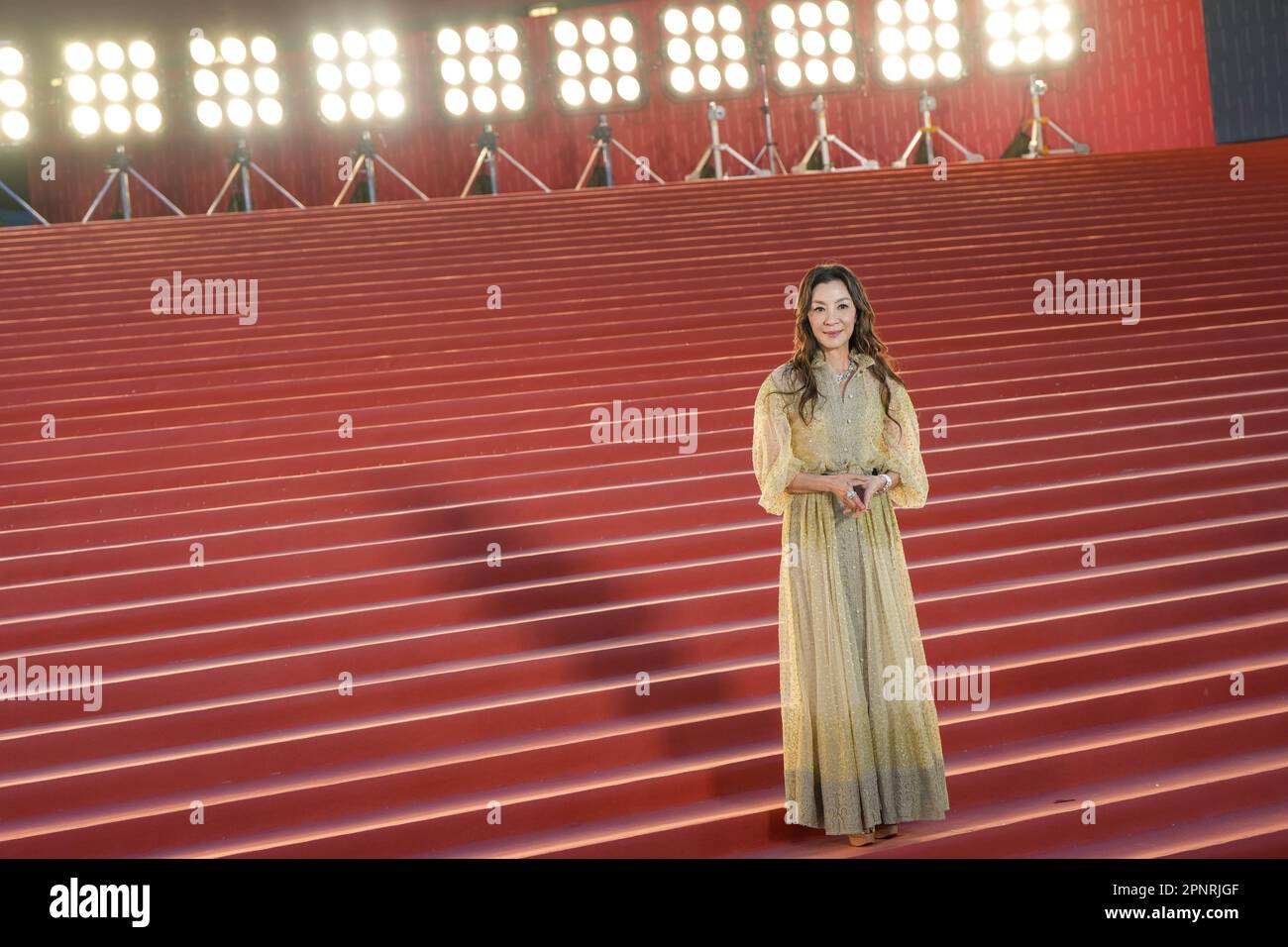 Michelle Yeoh Choo-Kheng, lauréate d'un Oscar, pose pour une photo au tapis rouge de la cérémonie des Hong Kong film Awards 41st au Centre culturel de Hong Kong à Tsim Sha Tsui. 16APR23 SCMP / Sam Tsang Banque D'Images