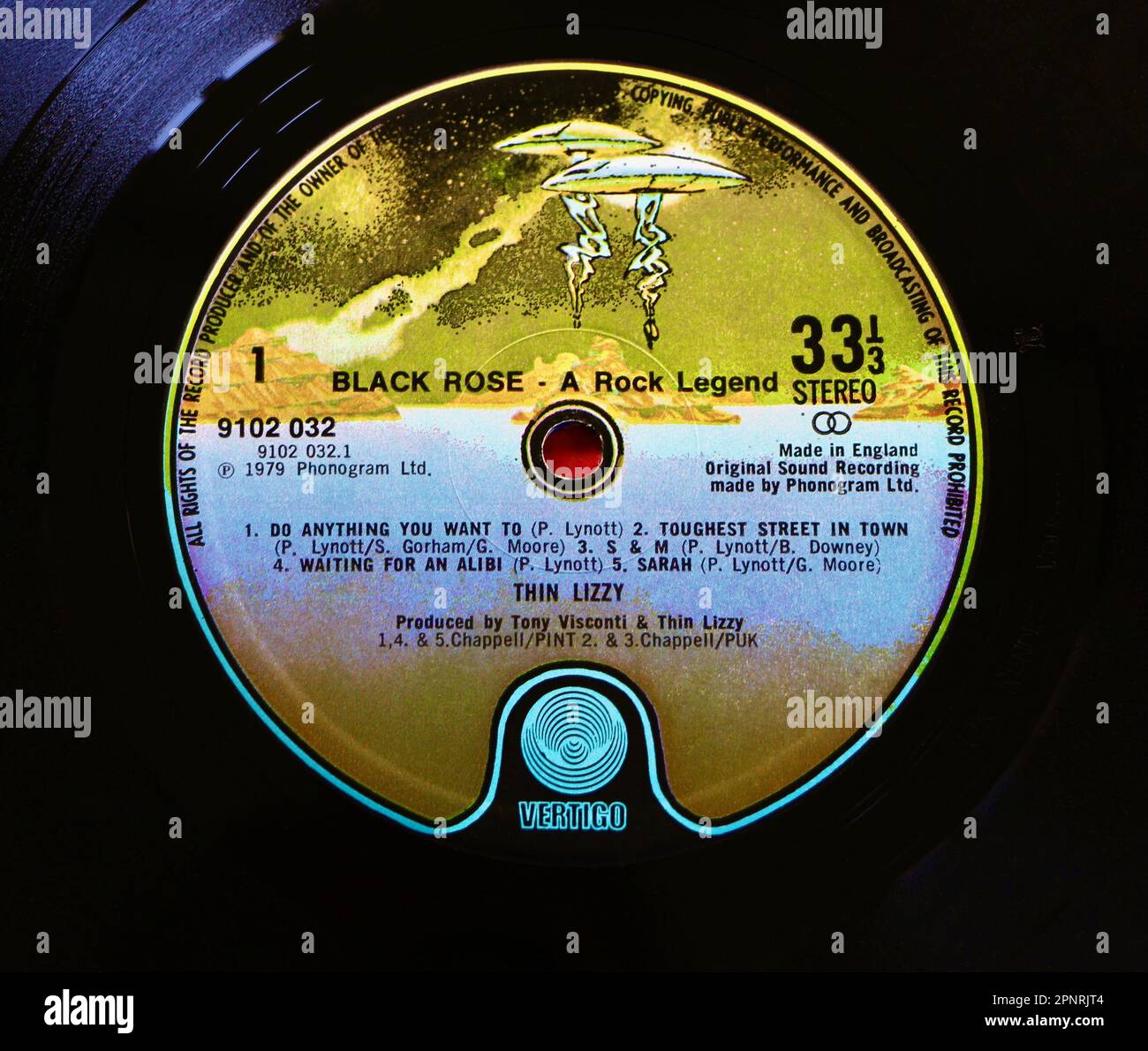 Photo gros plan d'une étiquette centrale sur une pression originale de 1979 d'un disque de vinyle Rose noire - Une légende de Rock par Lizzy mince Banque D'Images