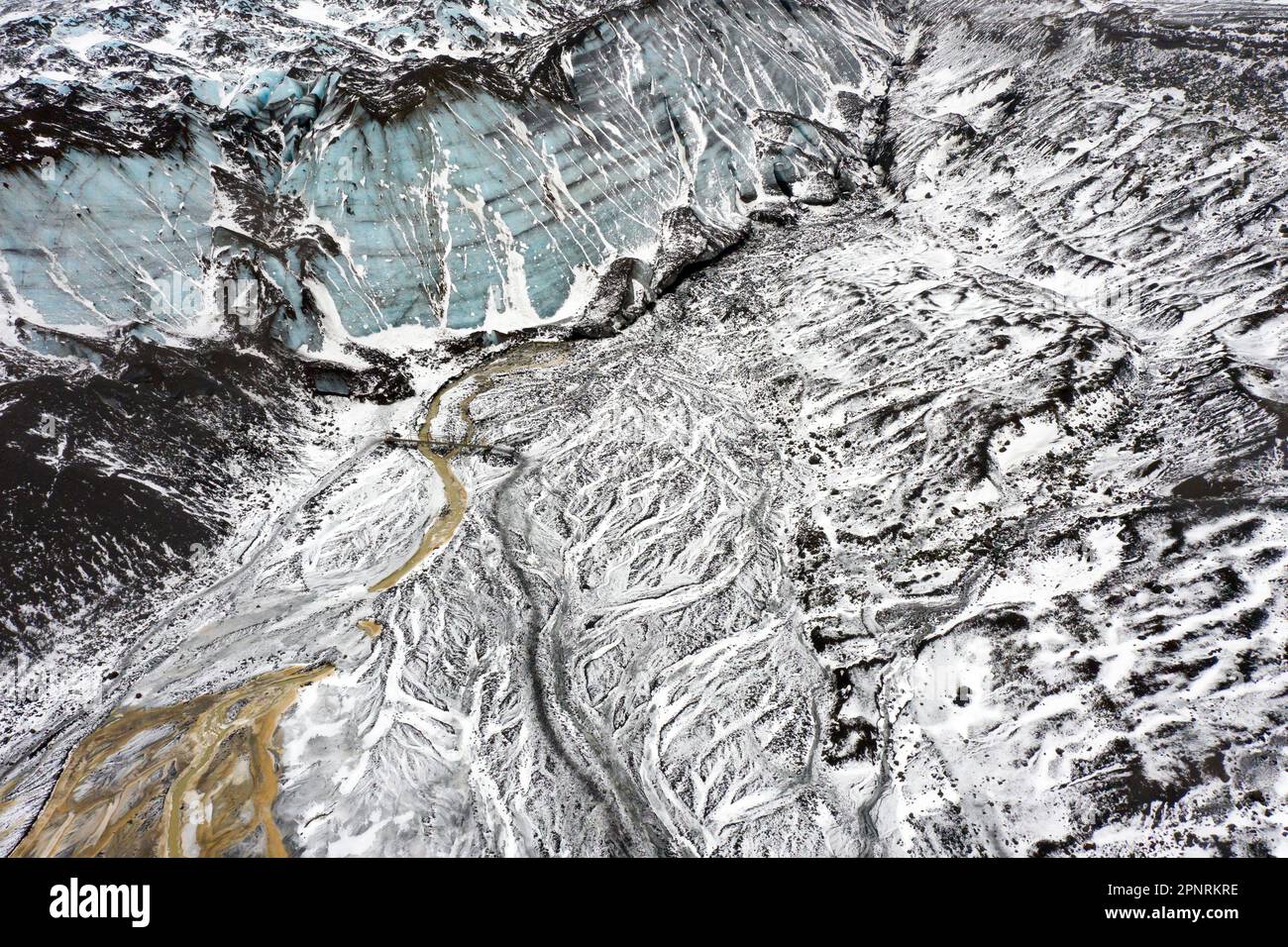Vue aérienne sur le bassin glaciaire de la rivière Virkisá le long du glacier Falljökull en hiver dans l'Austurland, une partie du Vatnajökull, la plus grande calotte glaciaire d'Islande Banque D'Images